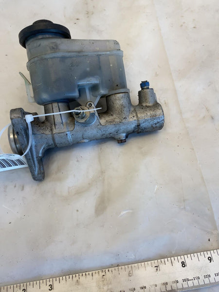 1993 - 2002 TOYOTA COROLLA Brake Master Cylinder 1.8L Sedan w/o ABS OEM