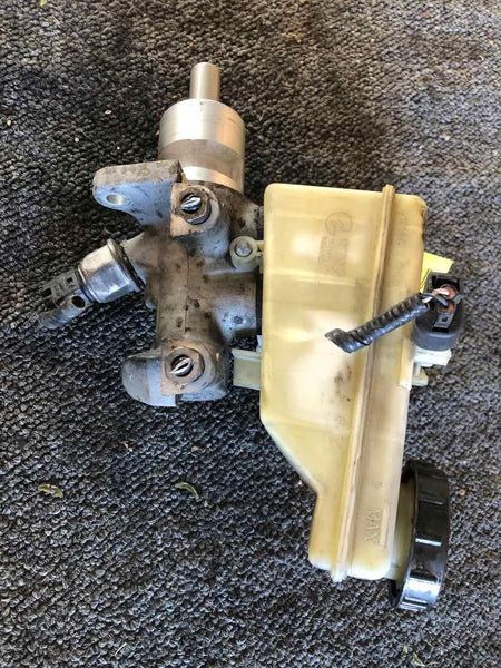 2003 - 2006 LINCOLN LS Brake Master Cylinder & Reservoir Bottle Tank 3.9L OEM