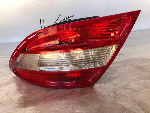 2008 - 2011 MERCEDES BENZ C300 Tail Light Lamp Passenger Right LED 2048200264R