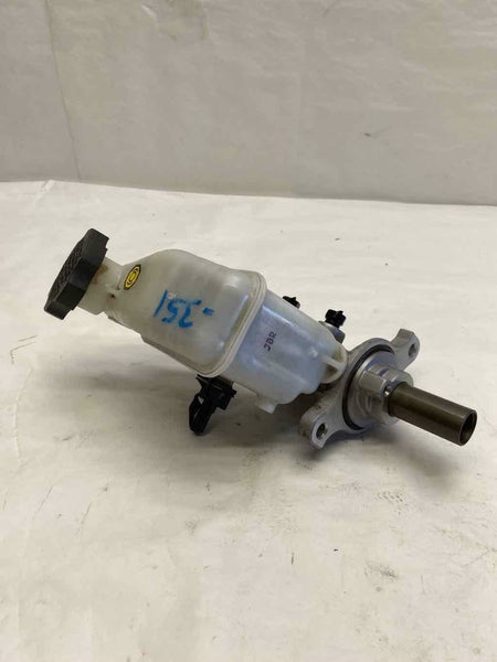 2011 - 2014 HYUNDAI SONATA Brake Master Cylinder With Fluid Bottle Tank Sedan G