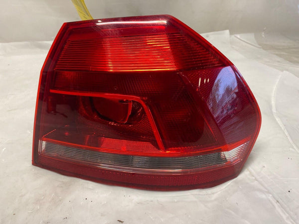 2006 VW PASSAT Rear Tail Light Lamp Assembly Quarter Panel Mounted Right Side RH