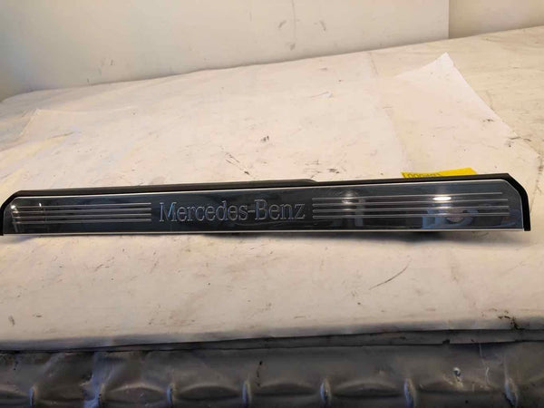2007 MERCEDES BENZ S550 Front Door Sill Plate Panel Cover Right Passenger Side