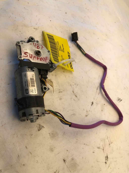 2007 - 2013 MERCEDES BENZ 221 Type S550 Sedan Sun Roof Motor w/o Panoramic View